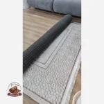 تصویر واقعی محصول فرشینه مخمل مدرن طرح پَر طلایی استُپ دار (ابعاد سفارشی) h406