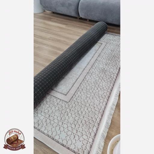 تصویر واقعی محصول فرشینه مخمل مدرن طرح پَر طلایی استُپ دار (ابعاد سفارشی) h406