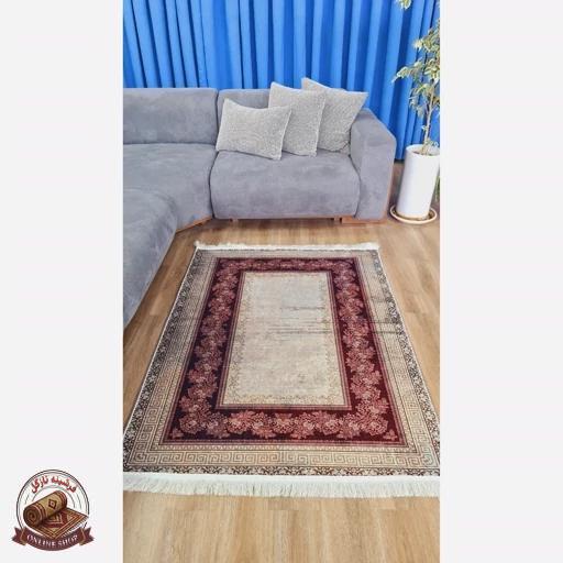 خرید فرش زمینه کِرم قرمز مدرن جنس مخمل تُرک استُپ دار ابعاد سفارشی