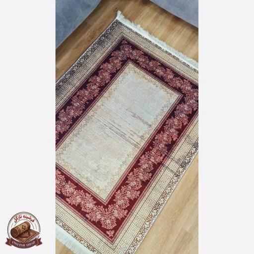 تصویر واقعی محصول فرش زمینه کِرم قرمز مدرن جنس مخمل تُرک استُپ دار ابعاد سفارشی